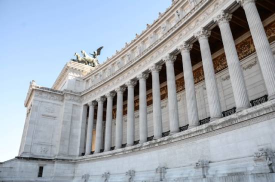 Roman architecture Roman architecture reminds us of the days when Rome was the dominant world power before its collapse.