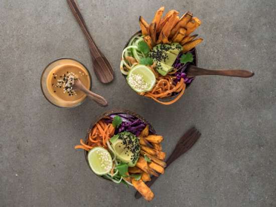 Vegan food in wooden bowls Delicious veggie bowls.