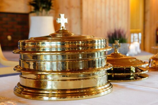 Gold communion trays Today, churches often use special communion trays to serve the bread and grape juice.