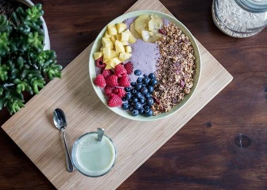 Healthy Food Vegetarian A smoothie bowl topped with fresh fruit and granola, a nutritious vegetarian breakfast.