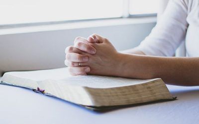 15 Ejemplos de Oración en la Biblia